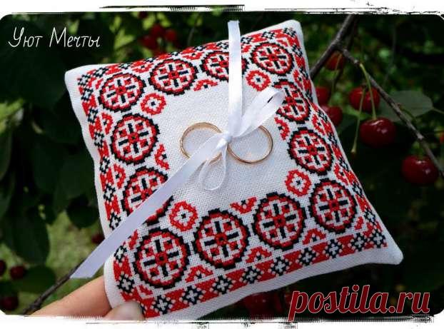 Результат поиска Google для http://www.hatshop.com.ua/1004-2279-large/p-072-poduschechka-dlya-kolec-belaya-v-ukraniskom-stile.jpg