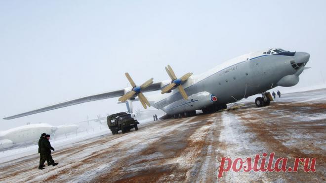 Разбившийся под Иваново самолет лежит под водой на глубине пять метров. Разбившийся в Ивановской области транспортный самолет Ан-22 "Антей", по предварительной информации, находится на глубине пять метров в 150 метрах от берега Уводьского водохранилища. Об этом рассказали РИА Новости в экстренных ...