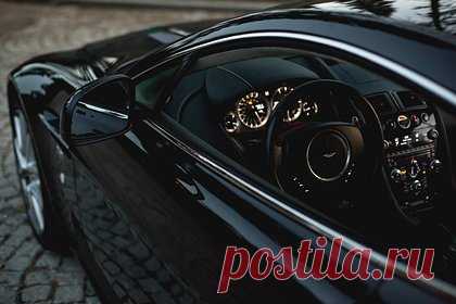 В России продадут редкий гиперкар Aston Martin за 285 миллионов рублей. В России выставили на продажу редкий гиперкар Aston Martin One-77, выпущенный в 2011 году. Его стоимость составляет 285 миллионов рублей. Данная модель британской марки оснащена бензиновым 7,3-литровым двигателем мощностью 760 лошадиных сил, который позволяет разгоняться до 100 километров в час за 3,7 секунды.