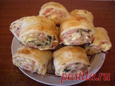 РУЛЕТИКИ С КОЛБАСОЙ И СЫРОМ 
Ингредиенты:
● Слоеное тесто
● Майонез
● Колбаса
● Твердый сыр
● Зелень
● Яйцо для смазывания
Приготовление:
1.Слоеное тесто раскатать, смазать немного майонезом, натереть колбасу, сыр, посыпать зеленью.
2.Свернуть в рулет. Нарезать на кусочки, смазать яйцом и в духовку выпекать