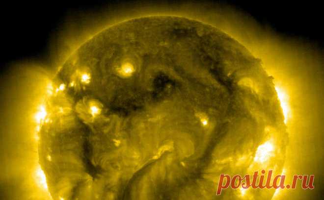 В институте РАН оценили последствия вспышки на Солнце. На Солнце произошла крупная вспышка, но из-за ее расположения на самом краю звезды людям не угрожает магнитная буря, сообщил РБК руководитель Лаборатории солнечной астрономии Института космических исследований РАН Сергей Богачев.