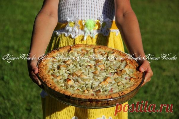 Пирог с ревенем и яблоками
Автор Вероника Крамарь
В сезон ревеня можно приготовить с ним вкусные пироги, компоты и даже варенье. Я предлагаю испечь песочный пирог с начинкой из ревеня с яблоками в сметанной заливке. Пирог получается очень вкусным, с нежной кислинкой. Такая выпечка несомненно украсит домашнее чаепитие!
Нам потребуется:
Для теста:
мука - 250 г;
масло сливочное - 100 г;
яйцо - 1 шт.;
сахар - 60 г;
разрыхлитель - 1 ч. л.;
растительное масло для смазывания форм...