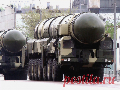 Четырнадцать колес для «Тополя»: новые семиосные ракетоносцы МАЗ - Мир оружия - медиаплатформа МирТесен Еще во времена, когда только начинались переговоры с Соединенными Штатами и странами НАТО об ограничении различных видов ракетного вооружения, в Советском Союзе развернулись совершенно секретные разработки перспективных ракетных систем на новых сверхмощных и эффективных многоосных