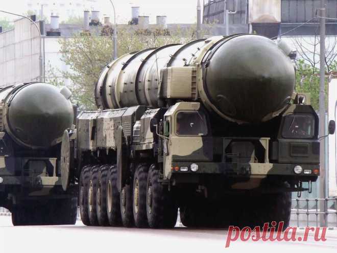 Четырнадцать колес для «Тополя»: новые семиосные ракетоносцы МАЗ - Мир оружия - медиаплатформа МирТесен Еще во времена, когда только начинались переговоры с Соединенными Штатами и странами НАТО об ограничении различных видов ракетного вооружения, в Советском Союзе развернулись совершенно секретные разработки перспективных ракетных систем на новых сверхмощных и эффективных многоосных
