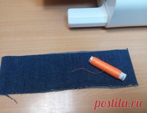 #sewingschool_useles 

● Как прострочить отделочную строчку в три нитки из одной катушки.

Маленькая хитрость, которая может выручить в сложившейся ситуации и сэкономит время. 

Иногда бывает так, что нужно прострочить отделочную строчку толстой ниткой, а таковой не оказывается под рукой. Можно взять две катушки ниток потоньше и прострочить, соединив нитки. А если катушка одна? Придётся тратить уйму времени, разматывая её на отдельные шпульки. При этом можно не угадать с д...