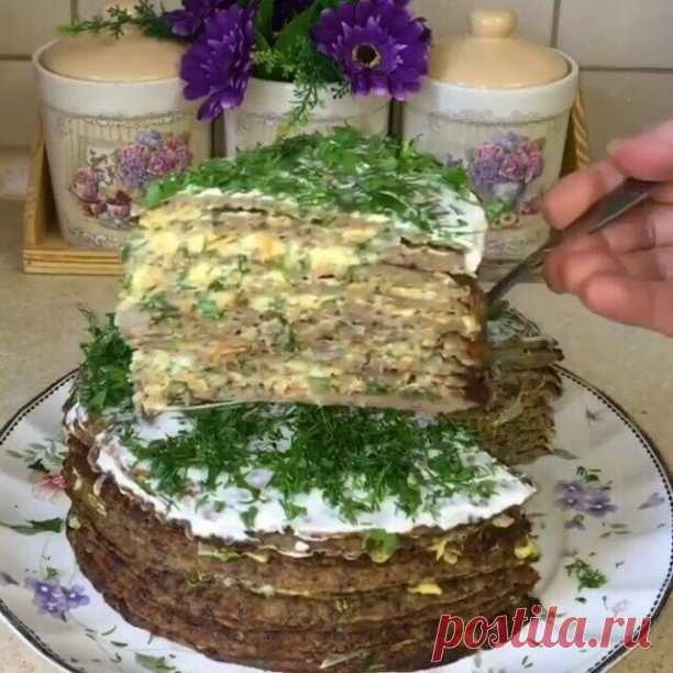 Печеночный торт «Закусочный» с луком, морковь.  Многими любимый закусочный печеночный торт. Это очень красивая, невероятно вкусная эффектная закуска, которая прекрасно смотрится на любом праздничном столе. Торт по этому рецепту получается очень сочным и нежным! Обязательно приготовьте. Отличная Сытная, очень Вкусная Закуска! Отличный Рецепт.