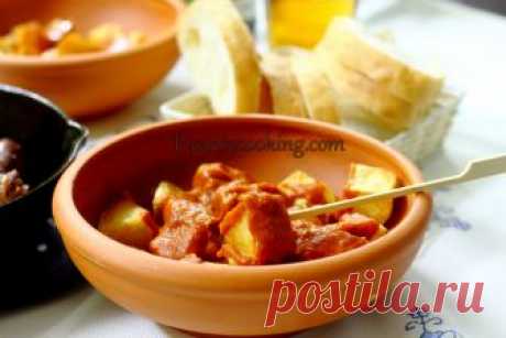 Пататас бравас (Patatas Bravas) Славетна іспанська страва - пататас бравас, що являє собою смажену картоплю з пікантним соусом. У мене з двома соусами на вибір.
