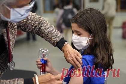 В США десятки детей привили просроченной вакциной от коронавируса. В штате Мэриленд в США по меньшей мере 70 детей привили препаратом от компании Pfizer, который оказался просроченным из-за нарушения условий хранения. Службы здравоохранения заверили, что здоровью несовершеннолетних ничего не угрожает. Они призвали родителей проследить, чтобы их детям сделали еще одну дозу вакцины.