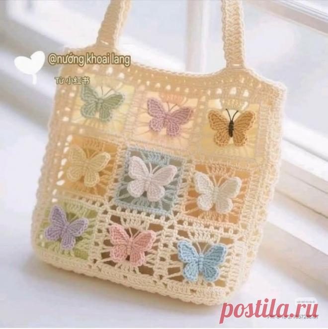 ​Нежная сумочка с бабочками Нежная сумочка с бабочкамиОна вяжется с бабочками в технике С2С.