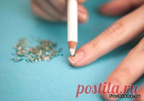 Если Вы сталкивались с проблемой приклеивания страз (на ногти или одежду), которые никак не получалось ухватить, то этот совет для Вас: используйте косметический карандаш- к его сержню кристалл легко прилипает и так же легко снимается.
