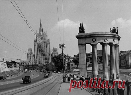 Высотка на Смоленке.Вид с Бородинского моста.1955г