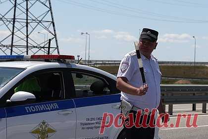 Время ожидания проезда по Крымскому мосту достигло двух часов. Время ожидания в очереди у Крымского моста со стороны Краснодарского края составляет около двух часов с момента подъезда к нему до завершения прохождения досмотра. По словам источника, движение запущено по одной полосе в реверсивном режиме. К пункту досмотра пускают только по несколько автомобилей.