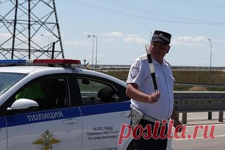 Время ожидания проезда по Крымскому мосту достигло двух часов. Время ожидания в очереди у Крымского моста со стороны Краснодарского края составляет около двух часов с момента подъезда к нему до завершения прохождения досмотра. По словам источника, движение запущено по одной полосе в реверсивном режиме. К пункту досмотра пускают только по несколько автомобилей.