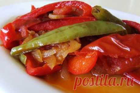 РЕЦЕПТЫ САМЫХ ВКУСНЫХ ЗАГОТОВОК ИЗ СЛАДКОГО ПЕРЦА НА ЗИМУ.
Сладкий перец стоит на лидирующих местах по закатке овощей на зиму. Все консервации в домашних условиях сделанные их сладкого перца получаются сочными, приятными на вкус и аппетитными, их можно подавать абсолютно к любому блюду, особенно к шашлыку или просто жареному мясу. Также, решив сделать заготовку в виде овощного салата, главным ингредиентом хозяйки, практики единогласно, выбирают именно сладкий перец.
Показать полностью…