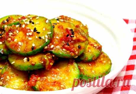구운 애호박 무침 (Куун Эхобак Мучим) - закуска из жаренного цуккини

Список ингредиентов:

Цуккини - 1 шт

Заправка:

Жгучий перец в порошке - 1 ч л
Соевый соус - 2/3 ст л
Кунжутное масло - 1 ч л
Раздавленный чеснок - 1 ч л
Кунжут
Мелко порезанный лук
Мелко порезанный чили

Способ приготовления:

1. Промываем цуккини, нарезаем кружочками приблизительно по 0,5 см. Промакиваем бумажным полотенцем, чтобы убрать лишнюю жидкость.

2. На сковороду наливаем растительное масло. Обжаривае...