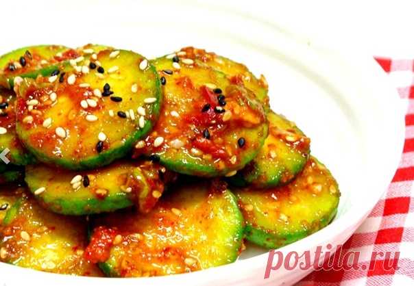 구운 애호박 무침 (Куун Эхобак Мучим) - закуска из жаренного цуккини

Список ингредиентов:

Цуккини - 1 шт

Заправка:

Жгучий перец в порошке - 1 ч л
Соевый соус - 2/3 ст л
Кунжутное масло - 1 ч л
Раздавленный чеснок - 1 ч л
Кунжут
Мелко порезанный лук
Мелко порезанный чили

Способ приготовления:

1. Промываем цуккини, нарезаем кружочками приблизительно по 0,5 см. Промакиваем бумажным полотенцем, чтобы убрать лишнюю жидкость.

2. На сковороду наливаем растительное масло. Обжаривае...