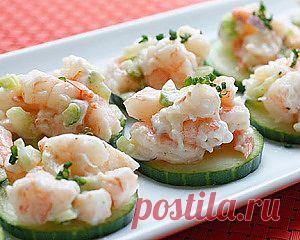 Новогодний стол: закуска с креветками.