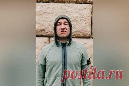 Рэпер Schokk раскрыл подробности инцидента с российским флагом. Рэпер Schokk (Дмитрий Бамберг) раскрыл подробности инцидента, когда ему запретили вынести на сцену российский флаг в одном из московских клубов. По словам музыканта, охрана пыталась обвинить его в экстремизме, а после эмоционального ответа со сцены вызвала полицию, однако правоохранители разобрались в ситуации.