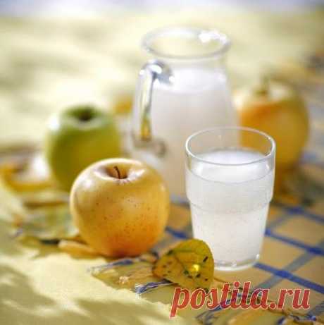 Яблочный квас - исконно русский напиток. Хорош как в жару, так и в непогоду