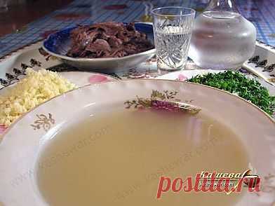 "Первая еда в холода, или как приготовить хаш"
Хаш, или хаши – традиционное блюдо армянской кухни. Готовят хаш исключительно мужчины. О происхождении хаша слагают легенды, а приготовление этого блюда – целая церемония. Хаш очень хорош в прохладное время года. Подают хаш на завтрак.