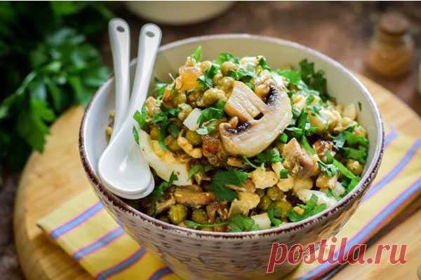 Салат из жареных шампиньонов с консервированным горошком и яйцами - Кулинарная страница

Если вы любите салаты с грибами, предлагаю вам такой вариант — салат из жареных шампиньонов с яйцами, луком и консервированным зелёным горошком. Несмотря на отсутствие мяса, салат получается сытным и питательным. В качестве заправки используется растительное масло, но также подойдёт сметана или майонез.