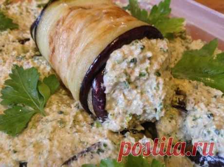 Рулетики по- грузински с грецкими орешками и брынзой

На 9 рулетиков: 1 баклажан, 1 стакан грецких орехов, по вкусу кинзы и петрушки, аджика острая без помидоров которая(по вкусу), чеснок, брынза 1/4 пачки, 1 ст.л.уксуса 9%, уцху сунели.
Режем тонкими лентами баклажан, обжариваем на масле. Выкладываем на салфетку чтобы стекло лишнее масло. Все остальные ингредиенты помещаем в блендер/комбайн. Получившийся соус-пасту заворачиваем в баклажан. 
Приятного аппетита! 

Автор: Анна Корт