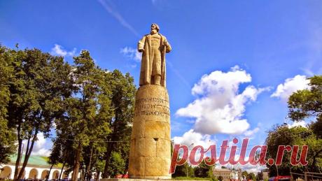 Кострома, памятник Ивану Сусанину, 1967 скульптор Н. А. Лавинский и архитекторы М. П. Бубнов и М. Ф. Марковский.
Сооружен на месте разрушенного памятника
1851 года - царю Алексею Михайловичу и крестьянину Ивану Сусанину.