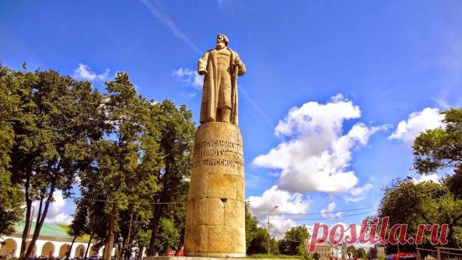 Кострома, памятник Ивану Сусанину, 1967 скульптор Н. А. Лавинский и архитекторы М. П. Бубнов и М. Ф. Марковский.
Сооружен на месте разрушенного памятника
1851 года - царю Алексею Михайловичу и крестьянину Ивану Сусанину.