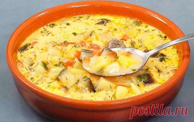 Подруга добавила этот СУП в меню своего РЕСТОРАНА. Заказывают чаще других! Суп с баклажанами. Ну, очень вкусный! Подруга добавила этот суп в меню своего ресторана — заказывают чаще других! Очень рекомендую! Ингредиенты: Бульон (у меня говяжий) — 1,5 л Баклажаны — 2 шт. Помидоры — 3-4 шт. Лук — 1 шт. Картофель — 3-4 шт. Сметана — 2-3 ст.л. Чеснок — 2-4 зуб. Зелень (укроп, петрушка, …