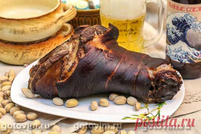 Копченая свиная рулька в рассоле с зирой и тмином. Рецепт с фото Разный набор специй, подобранный для приготовления маринада или тузлука, в котором рулька будет просаливаться несколько дней, дает разный аромат копченому мясу. В этом рецепте свиную рульку заливают охлажденным соляным раствором, а не горячим, как описывали в a href= https:www.gotovim.rusbskopchrulkashr.shtmlэтом рецептеa. Щепу перед копчением советуем замачивать в воде, чтобы при копчении образующийся дым не...