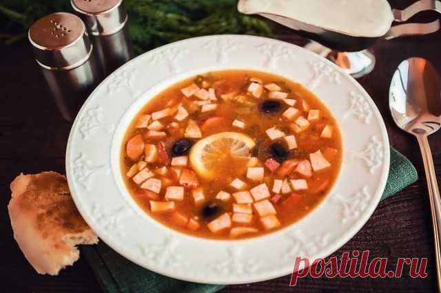 Солянка 
 
Ингредиенты: 
-400 г мясо (свинина или говядина) 
-4 шт. сосиски 
-200 г колбаса (вареная) 
-200 г ветчина 
-3 шт. огурец (соленый) 
-1 шт. лук 
-пучок петрушка 
-2 ст.л. томатная паста 
-1 банк маслины (без косточек) 
-3-4 шт. лавровый лист 
-по вкусу перец 
 
Приготовление:
Сварить бульон из говядины или свинины. Добавить лавровый лист и черный перец. 
Нарезать мясо из бульона, а также ветчину (можно заменить сырокопченой колбасой) и сосиски. 
Мелко нарезать о...