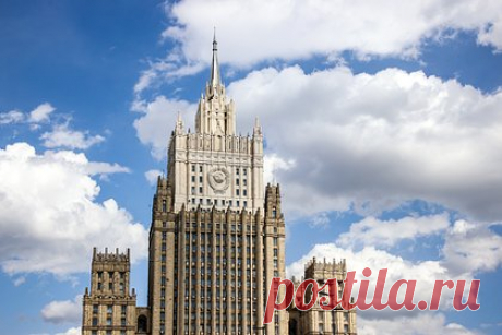 МИД России сделал демарш дипломату США. МИД России сделал демарш старшему дипломату американской дипмиссии в Москве из-за провокаций со стороны посольства США. Уточняется, что ему вручили ноту протеста из-за провокационных действий дипломатического представительства США, сорвавшего визовое оформление представителям СМИ из пула журналистов главы МИД России.