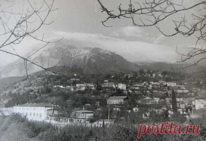 (4) Facebook