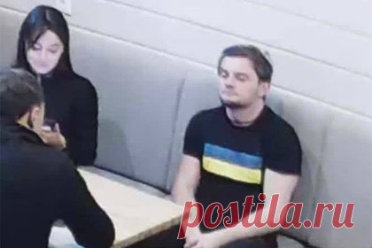 Сын российского мэра захотел участвовать в СВО с целью «отмыться от этого говна». Сын мэра Ангарска Александр Петров размышляет над тем, чтобы добровольно поучаствовать в специальной военной операции (СВО) с целью оправдаться за скандал с футболкой с изображением флага Украины. Петрова-младшего заметили в черной футболке с украинским флагом на горнолыжном курорте в Байкальске.