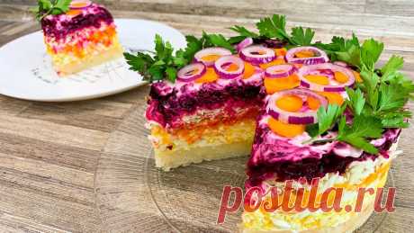 Слоеный овощной салат с копченым сыром Слоеный овощной салат с копченым колбасным сыром.Рецепт:Картофель отварной - 2 шт.Морковь отварная - 3 шт.Свёкла отварная - 2 шт.Яйца вареные - 5 шт.Копченый колбасный сыр - 150 г.Майонез - 150 г.ВИДЕО-РЕЦЕПТ:Приготовление:Шаг 1Овощи и яйца очистить и на тереть на крупной тёрке.Шаг 2Все...