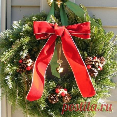 Новогодние веночки. Идеи и мастер-класс.

 Для новогоднего венка вам понадобятся:

    каркас из проволоки или веток (круглый каркас для венка можно купить уже готовым или изготовить самостоятельно),

    гибкая проволока,
    мох,
    еловые ветки,
    зеленая широкая атласная лента,
    красная широкая атласная лента,
    степлер или нитка с иголкой,
    украшения для венка (по вашему выбору – шишки, сухие и живые цветы, фрукты, ягоды, маленькие елочные шарики).

 Если в...
