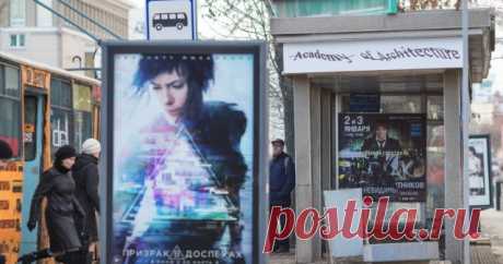К премьере фильма «Призрак в доспехах» в Екатеринбурге городские вывески заменили на «капчу»