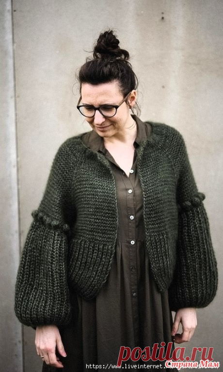 Кардиган Grey sheep bobble  от Neringa Ruke. Спицы. Жакет укороченной длины, над бедрами, вязаный спицами сверху вниз с длинным объемным рукавом-баллон. На жакете имеются шишечки в верхней части обоих рукавов.
