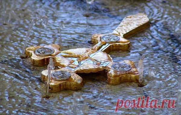 КРЕЩЕНСКАЯ ВОДА: УНИКАЛЬНЫЕ СВОЙСТВА, КАК НАБИРАТЬ, ПОЛЬЗОВАТЬСЯ и ХРАНИТЬ. 

Каждый год 19 января многие люди устремляются в церковь, чтобы набрать освященной воды, а тысячи страждущих обрести здоровье спешат искупаться в проруби, несмотря на крещенские морозы... 

Вода, которую приносят в дом в Канун Крещения и на Крещение, считается особой. 
Она не портится несколько лет, сохраняя свою структуру. 
Этой водой лечатся и окропляют ею жилище. Помогает крещенская вода также ...