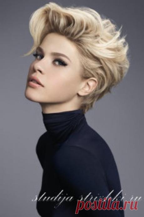 Укладка женской стрижки Боб с поднятой челкой на короткие волосы | Стрижки и Прически