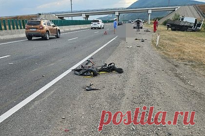 В российском городе грузовик сбил трех детей-велосипедистов во время тренировки. Трое детей-велосипедистов в возрасте от 11 до 13 лет погибли в Пятигорске во время тренировки после того, как их сбил грузовик, сообщила ГИБДД Ставропольского края. Виновником ДТП оказался водитель грузового автомобиля. По данным ведомства, он не выдержал безопасную дистанцию.