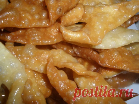 Хворост на минеральной воде.


Ингредиенты:
✓ 3 стакана муки
✓ 1 стакан минералки
✓ 1 чайная ложка сахара
✓ 1 щепотка соли
✓ 3 столовых ложки водки
✓ 1 столовая ложка сметаны (не обязательно, но я добавляю)