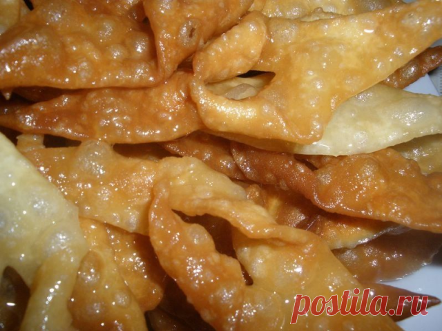 Хворост на минеральной воде.


Ингредиенты:
✓ 3 стакана муки
✓ 1 стакан минералки
✓ 1 чайная ложка сахара
✓ 1 щепотка соли
✓ 3 столовых ложки водки
✓ 1 столовая ложка сметаны (не обязательно, но я добавляю)