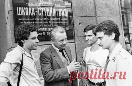 Олег Табаков со своими учениками — студентами школы-студии МХАТ. 1985 год