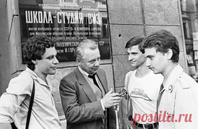 Олег Табаков со своими учениками — студентами школы-студии МХАТ. 1985 год