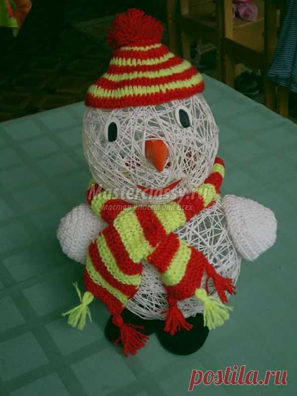 Новогодняя игрушка своими руками. Снеговик-почтовик из ниток. Мастер-класс с пошаговыми фото