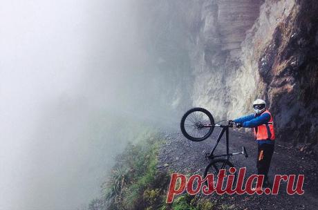 Дорога Смерти в горах Боливии Недавно я спускался на велосипеде по Дороге Смерти. Эта дорога была построена в 1930-х годах парагвайскими военнопленными на склонах горы, в огромном каньоне. Ее длина – 69 км, ширина – чуть больше од...