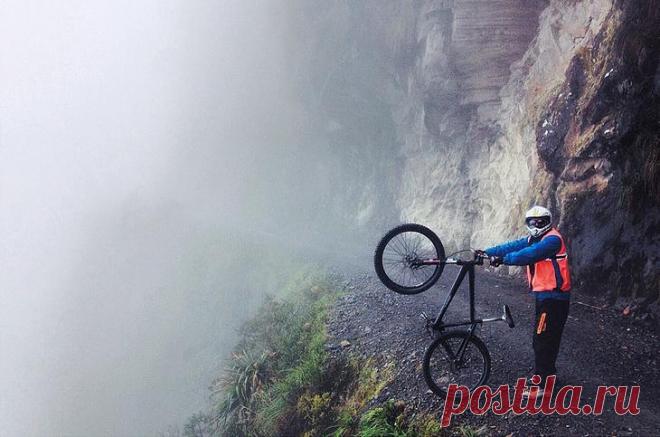 Дорога Смерти в горах Боливии Недавно я спускался на велосипеде по Дороге Смерти. Эта дорога была построена в 1930-х годах парагвайскими военнопленными на склонах горы, в огромном каньоне. Ее длина – 69 км, ширина – чуть больше од...
