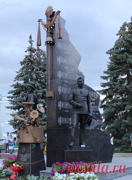 Памятник военному музыканту, капельмейстеру, автору вальса «На сопках Маньчжурии» Илье Шатрову и военному дирижеру, автору легендарного марша «Прощание славянки» - Василию Агапкину. Тамбов.