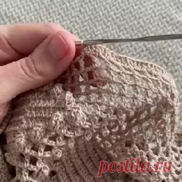 Ручки вяжут | Вязание и рукоделие Патентный столбик. Вязание крючком. Вяжется в 3 приема, каждый раз делая накид: сначала провязывается 1 петля, затем 2 петли и ещё раз 2 петли вместе. - Такой столбик выглядит ровнее - Клеточки в филейной сетке квадратнее и аккуратнее 🌿